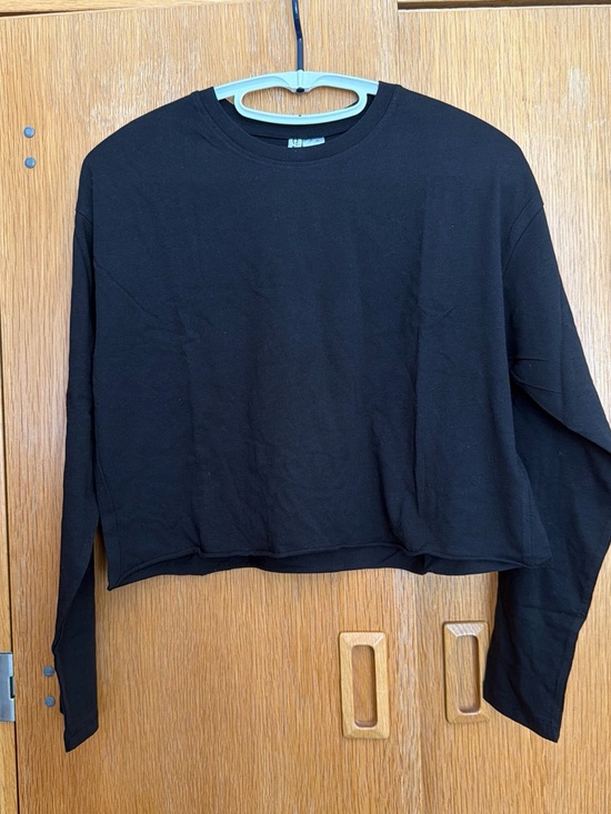 H&M Tops - H&M Black Cropped Long Sleeve T-shirt